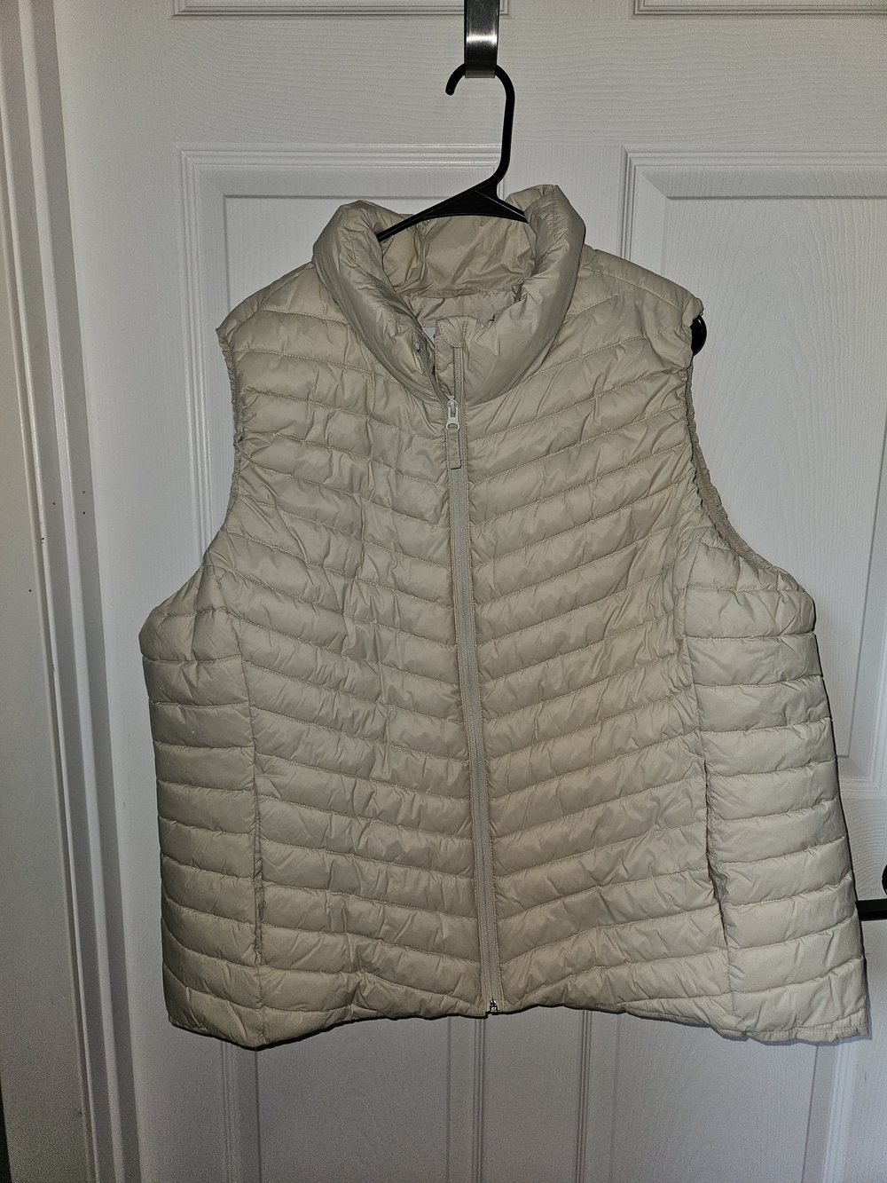 Old Navy Lightweight Puffer Vest in Cream